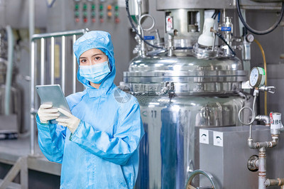 化工廠技術工人手拿平板電腦工作 計算機技術開發(fā)賦能工業(yè)智慧化轉(zhuǎn)型